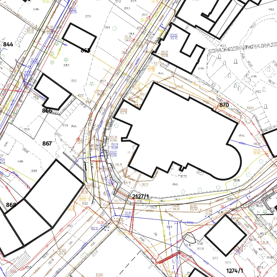 Rysunek 2D w Archicadzie: działki z numerami, obrysy budynków, sieci uzbrojenia i rzędne terenu